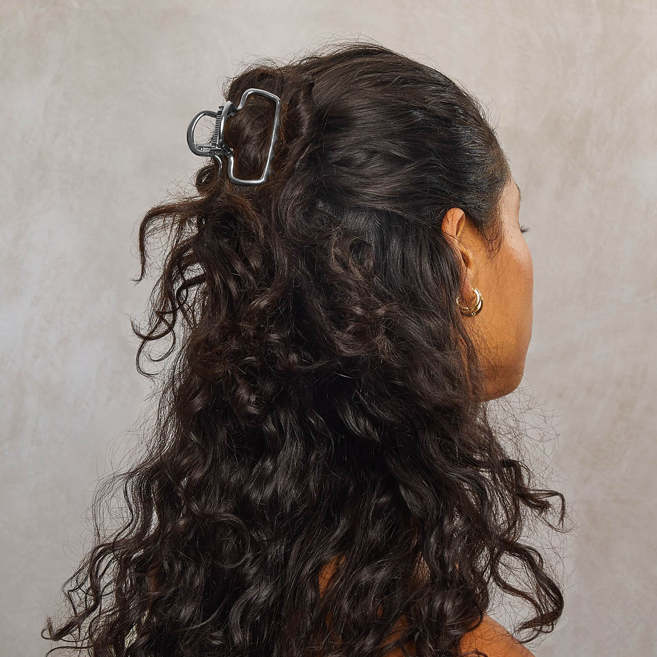 KITSCH Hematite Metal Cloud Claw Clip - on-model lifestyle